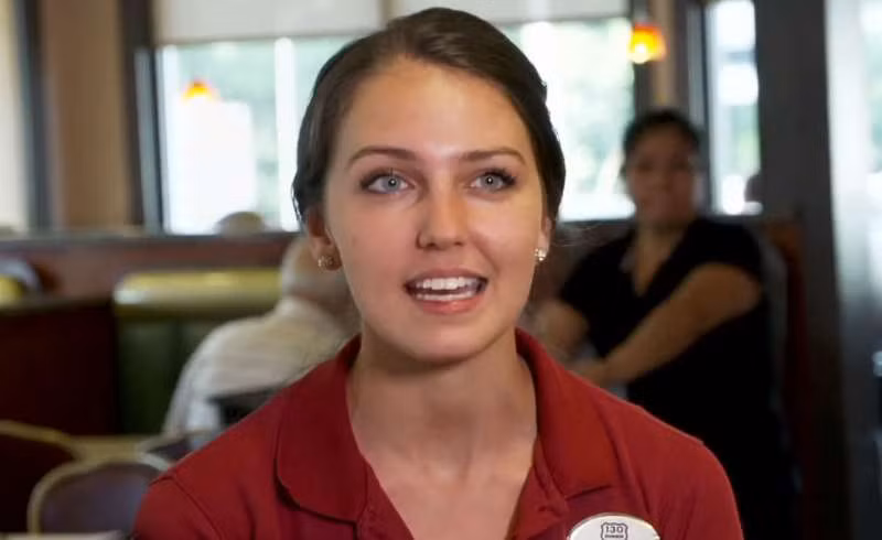 Chỉ vì một hành động nhỏ này mà cô gái hầu bàn đã nhận được món quà đầy ý nghĩa3 Chỉ vì một hành động nhỏ này mà cô gái hầu bàn đã nhận được món quà đầy ý nghĩa3