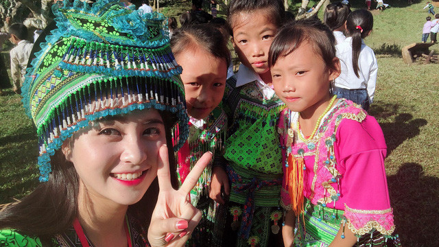  Không chỉ xinh đẹp khi mặc mặc đồ truyền thống của người dân tộc Thái, mà cũng rất duyên dáng trong trang phục dân tộc HMông và áo dài. 