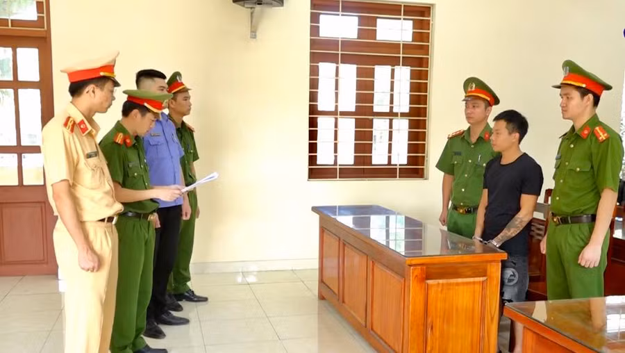 Lái xe vi phạm nồng độ cồn chống người thi hành công vụ bị khởi tố.