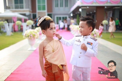 Cặp song sinh 3 tuổi tổ chức ‘lễ cưới’ giá trị 2 tỷ đồng