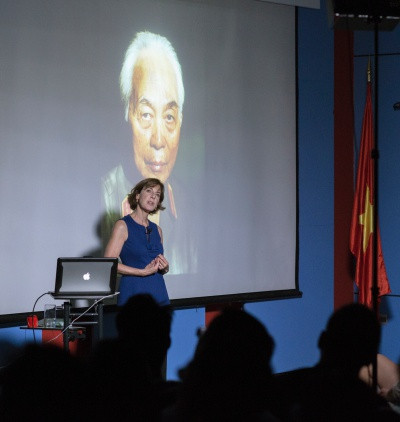 Catherine Karnow cùng bức chân dung Đại tướng Võ Nguyên Giáp, trong buổi nói chuyện tại Hà Nội ngày 12/10. Catherine Karnow cùng bức chân dung Đại tướng Võ Nguyên Giáp, trong buổi nói chuyện tại Hà Nội ngày 12/10. Ảnh: Lê Minh Sơn.