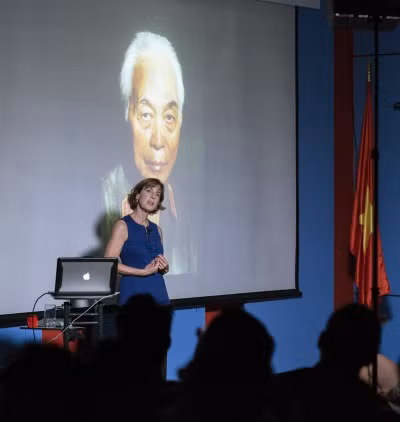 Catherine Karnow cùng bức chân dung Đại tướng Võ Nguyên Giáp, trong buổi nói chuyện tại Hà Nội ngày 12/10. Ảnh: Lê Minh Sơn.