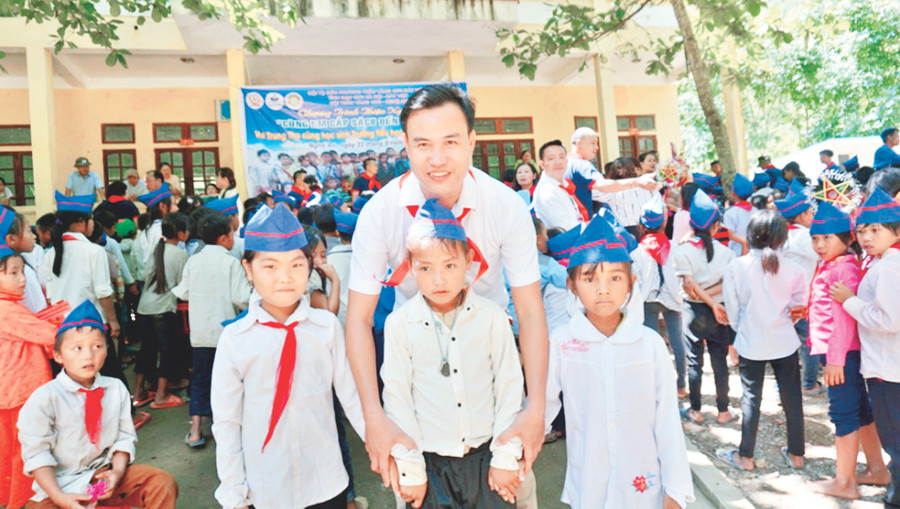 Thầy Lê Quỳnh Lưu cùng các em học sinh