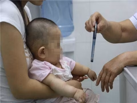 Tưởng con 3 tháng đã biết đứng là phát triển vượt trội, bố mẹ không ngờ bé mắc bệnh nặng 