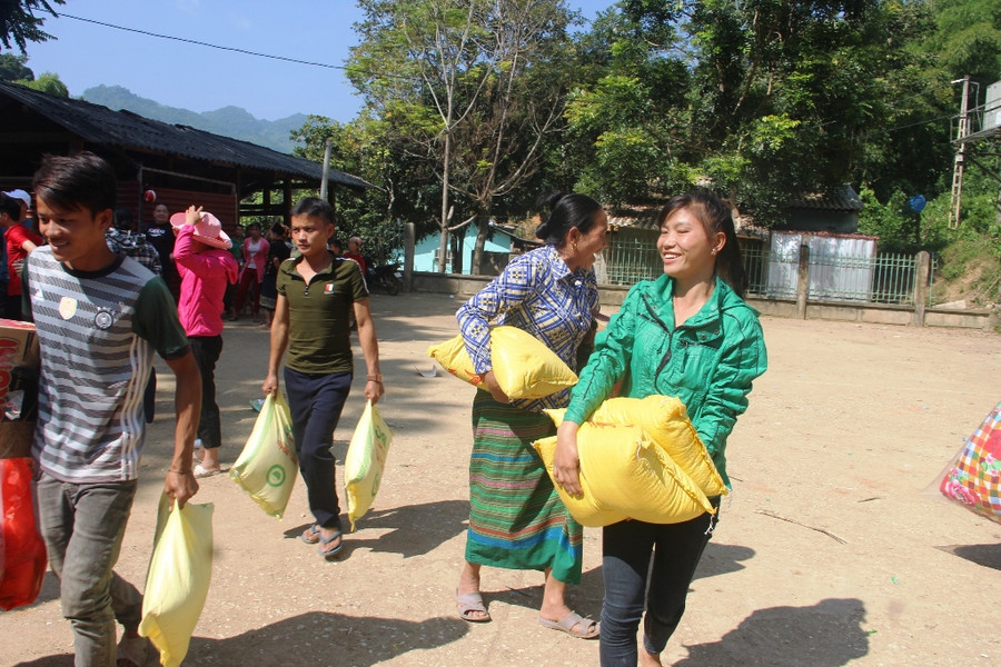 Niềm vui của người dân khi nhận được quà tặng.