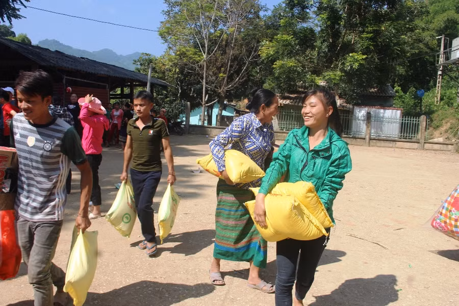 Niềm vui của người dân khi nhận được quà tặng.
