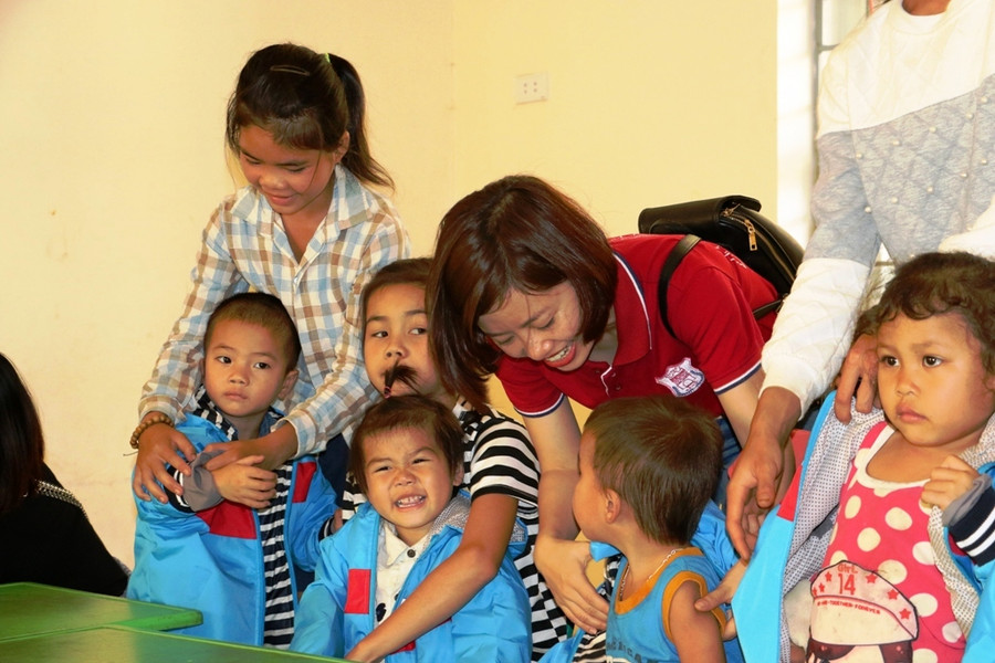 Nét cười rạng rỡ của học sinh khi được tặng áo mới.