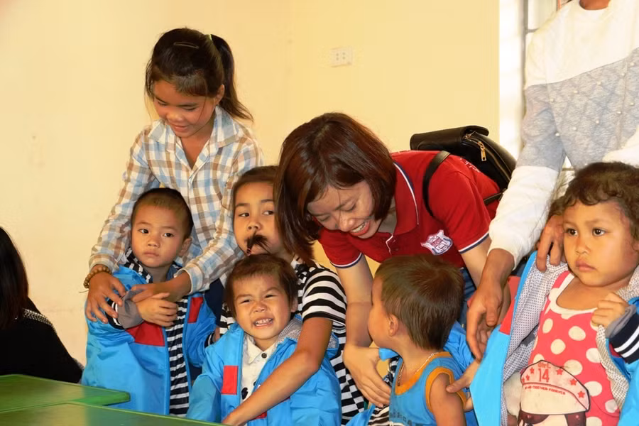 Nét cười rạng rỡ của học sinh khi được tặng áo mới.