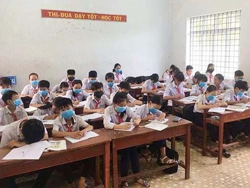 Học sinh cả trường đeo khẩu trang nghe giảng vì ô nhiễm không khí