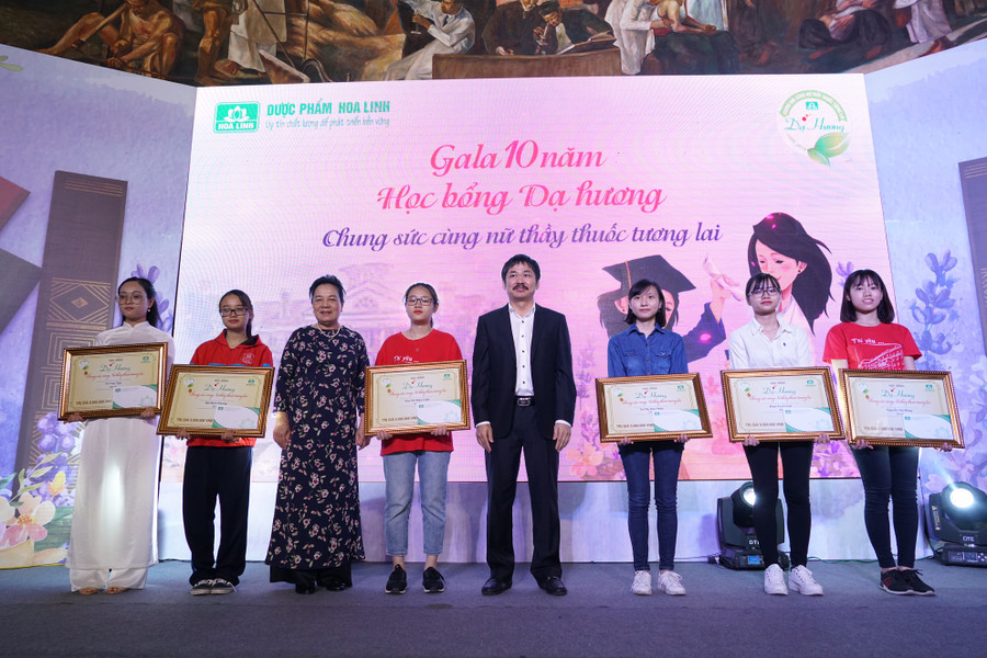 16 nữ sinh trường Đại học Y Hà Nội đã được trao Học bổng Dạ Hương trong dịp này. Mỗi suất trị giá 5 triệu đồng.