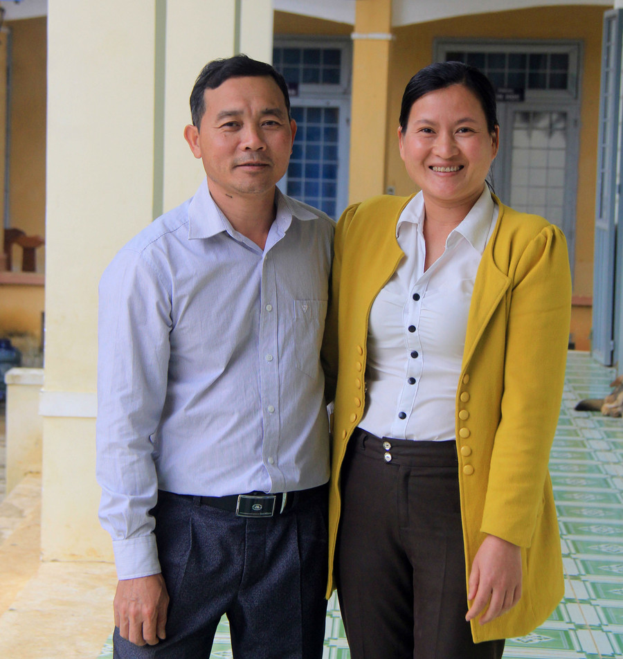 Vợ chồng cô Ngọc tận tụy, gắn bó với các em học sinh nơi đây.