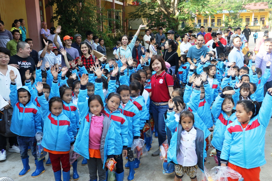 Học sinh trường Tiểu học Mường Chanh chụp ảnh lưu niệm cùng đoàn từ thiện.