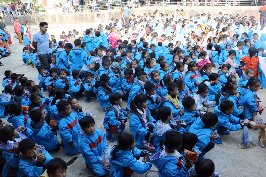 402 học sinh trường Tiểu học Mường Chanh được đoàn từ thiện trao tặng áo ấm và ủng cao su.