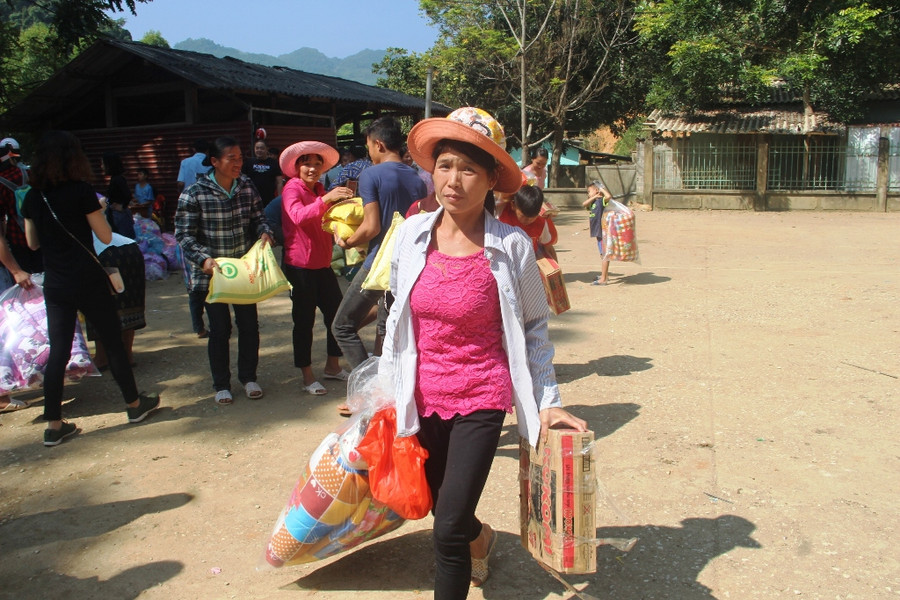 Mỗi hộ dân được đoàn từ thiện trao tặng chăn ấm, mì tôm, gạo và nhiều loại gia vị.