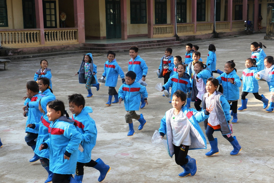Học sinh trường Tiểu học Mường Chanh thích thú khi được mặc áo mới.
