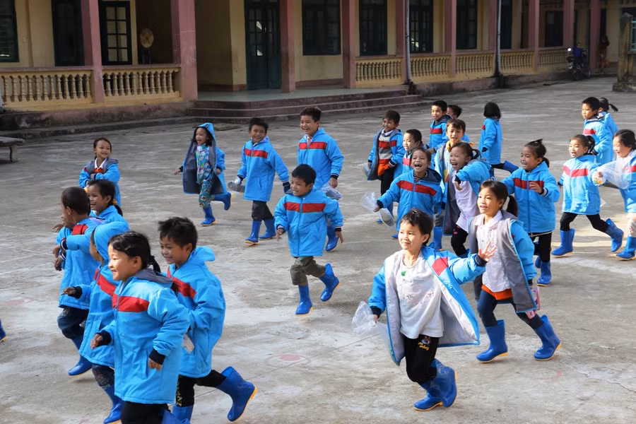 Học sinh trường Tiểu học Mường Chanh thích thú khi được mặc áo mới.