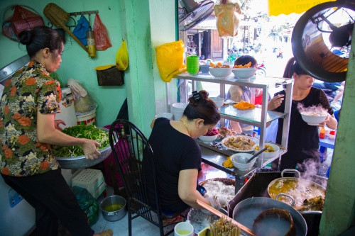Bát phở bốc hơi nghi ngút chính là "viên kim cương" của bức ảnh. Bát phở bốc hơi nghi ngút chính là viên kim cương của bức ảnh. Ảnh: Catherine Karnow.