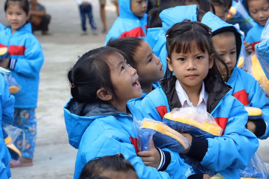 Niềm vui của học sinh khi được nhận quà.