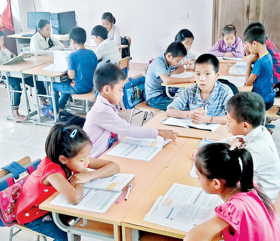 Phòng ở bán trú được thầy cô bố trí cho các em để thuận tiện học hành