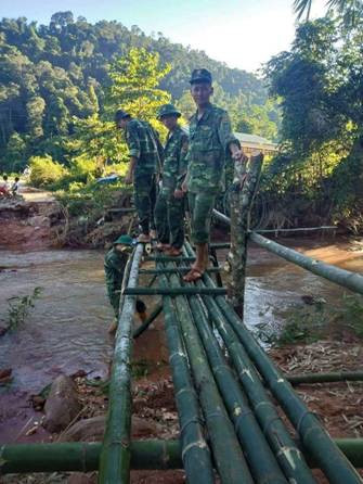 Chiến sĩ đồn BP Tân Xuân dựng cầu tạm cho hơn 300 HS có đường tới lớp Chiến sĩ đồn BP Tân Xuân dựng cầu tạm cho hơn 300 HS có đường tới lớp