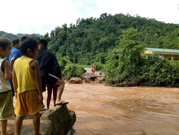 Cầu bê tông bị nước lũ cuốn trôi khiến trường bị tách biệt không có đường vào