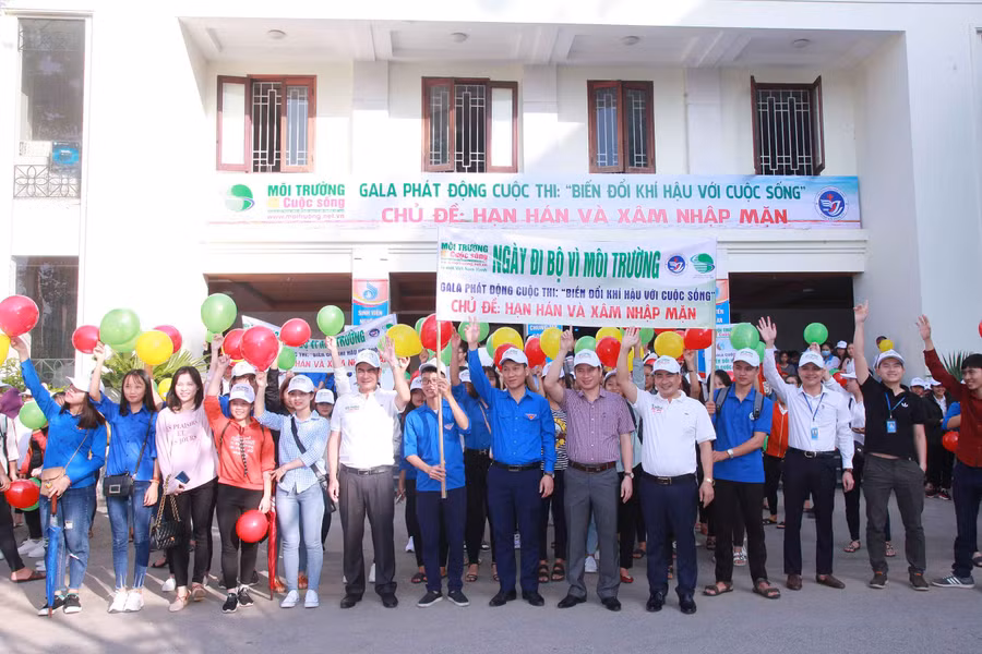 Ban tổ chức và thầy trò trường Đại học Vinh hưởng ứng Ngày đi bộ vì môi trường