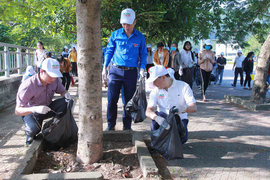 Cùng nhặt rác bảo vệ môi trường