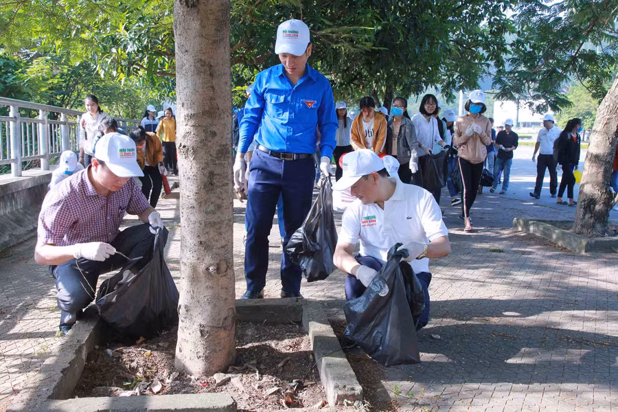 Cùng nhặt rác bảo vệ môi trường
