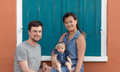 Harper và bố mẹ trong chuyến dừng chân ở New Orleans. Harper và bố mẹ trong chuyến dừng chân ở New Orleans. Ảnh: CNN.