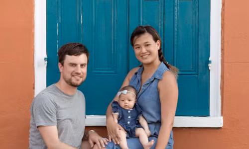 Harper và bố mẹ trong chuyến dừng chân ở New Orleans. Ảnh: CNN.