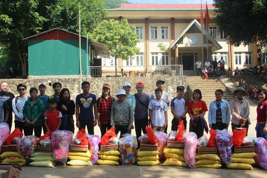 Các hộ dân bị thiệt hại nặng nề do trận lũ gây ra nhận quà do đoàn từ thiện trao tặng.