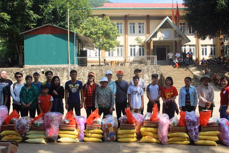 Các hộ dân bị thiệt hại nặng nề do trận lũ gây ra nhận quà do đoàn từ thiện trao tặng.