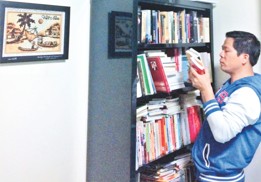 TS Nguyễn Hồng Hải bên tủ sách tiếng Việt tại nhà TS Nguyễn Hồng Hải bên tủ sách tiếng Việt tại nhà