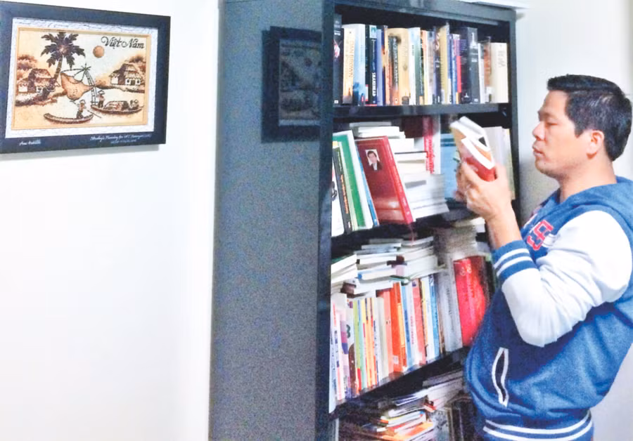 TS Nguyễn Hồng Hải bên tủ sách tiếng Việt tại nhà