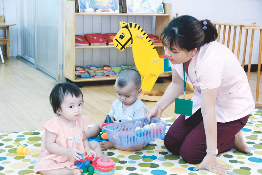 Cô và trò nhóm lớp 6 - 18 tháng tuổi tại Trường MN Hoa Anh Đào (quận Tân Phú)