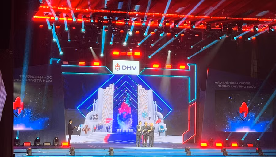 Trường ĐH Hùng Vương TPHCM ra mắt bộ nhận diện thương hiệu mới. 