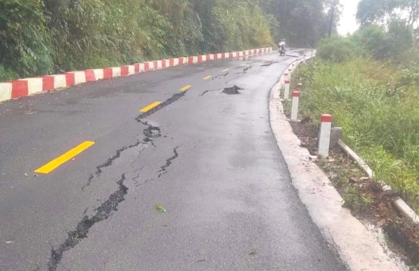 Vết nứt trên Quốc lộ 24 đoạn qua đèo Vi Ô Lắc. (Ảnh: Ba Tơ)