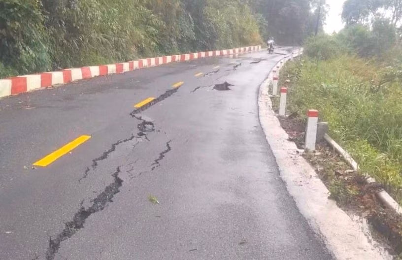 Vết nứt trên Quốc lộ 24 đoạn qua đèo Vi Ô Lắc. (Ảnh: Ba Tơ)