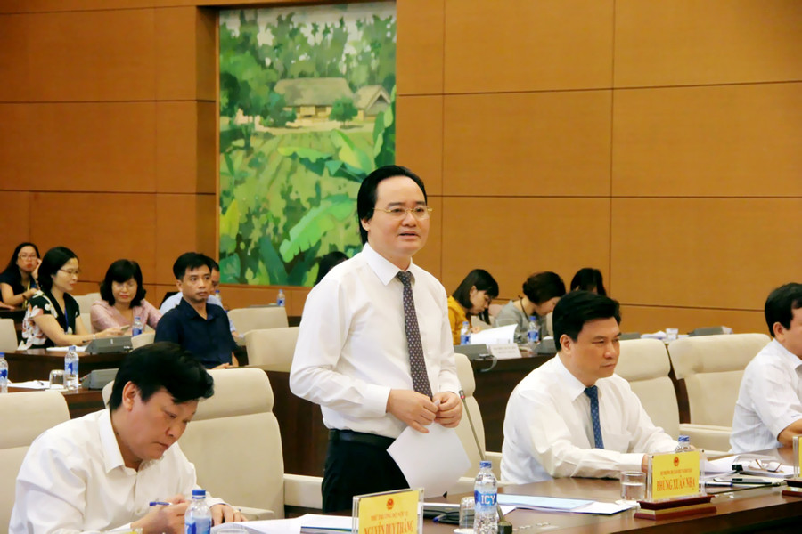 Bộ trưởng Phùng Xuân Nhạ phát biểu tại phiên giải trình. Ảnh: Sỹ Điền Bộ trưởng Phùng Xuân Nhạ phát biểu tại phiên giải trình. Ảnh: Sỹ Điền