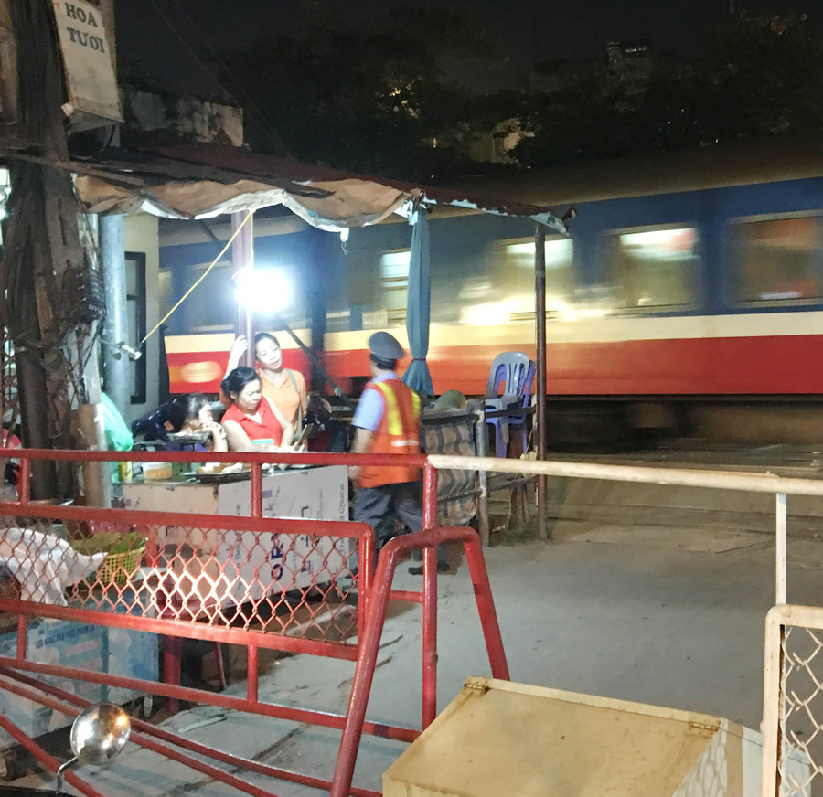 Hàng quán lấn cả điểm của nhân viên gác ghi