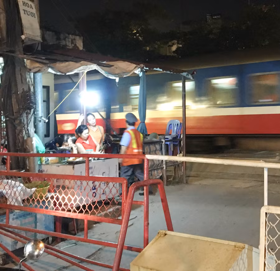 Hàng quán lấn cả điểm của nhân viên gác ghi