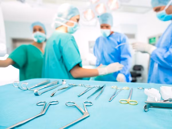 Clip: Chứng kiến quá trình gây tê tủy sống trước khi sinh mổ, chị em bảo nhau: “Thôi cố gắng đẻ thường!” - Ảnh 2.