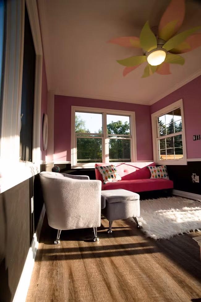 Ông bố tự tay xây hẳn ngôi nhà chơi hai tầng để thỏa mãn niềm ước mơ của hai cô con gái - Ảnh 11.