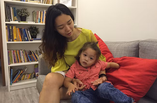 Mẹ lặng người khi sinh con ra không có bàn tay, bác sĩ mổ tìm thấy 1 bàn tay bé xíu còn nằm trong tử cung - Ảnh 2.