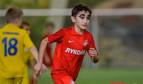 Muinmê bóng đá và cảm thấy không có gì bất tiện khi có cặp lông mi dài. Ảnh: CEN.