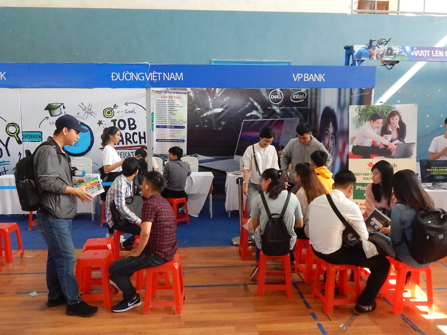 Nhiều bạn sinh viên ngồi đợi để phỏng vấn tại ngân hàng VP Bank