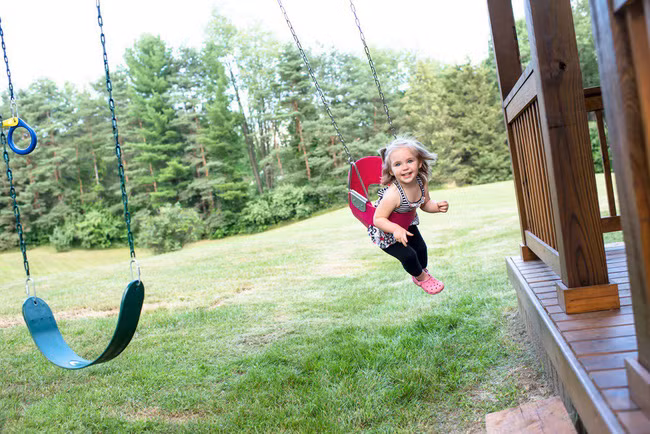 Ông bố tự tay xây hẳn ngôi nhà chơi hai tầng để thỏa mãn niềm ước mơ của hai cô con gái - Ảnh 3.