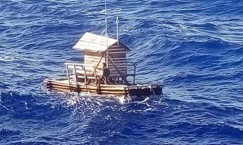 Adilang ở trên túp lều nổi giữa biển khi được tàu Panama cứu. Ảnh:Tổng lãnh sự quán Indonesia tại Osaka. Adilang ở trên túp lều nổi giữa biển khi được tàu Panama cứu. Ảnh: Tổng lãnh sự quán Indonesia tại Osaka.