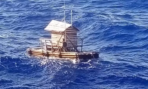 Adilang ở trên túp lều nổi giữa biển khi được tàu Panama cứu. Ảnh: Tổng lãnh sự quán Indonesia tại Osaka.