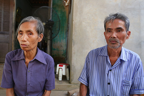 Bố mẹ đẻ anh Tính không tin con trai, con dâu tử vong. Ảnh: Phạm Dự.